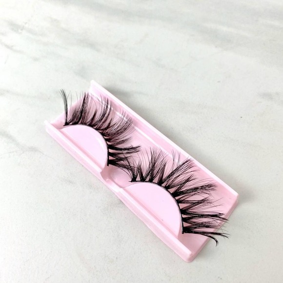 Darlin' Please Glamorous Instagram Worthy Lashes - Picture 8 of 8
